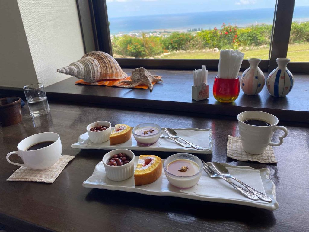 海を見渡せるカフェ